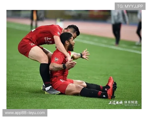 胡尔克暴力犯规引争议:绿巨人踢裆部仅获黄牌,或面临12场禁赛处罚 胡尔克暴力犯规引争议:绿巨人踢裆部仅获黄牌,或面临12场禁赛处罚